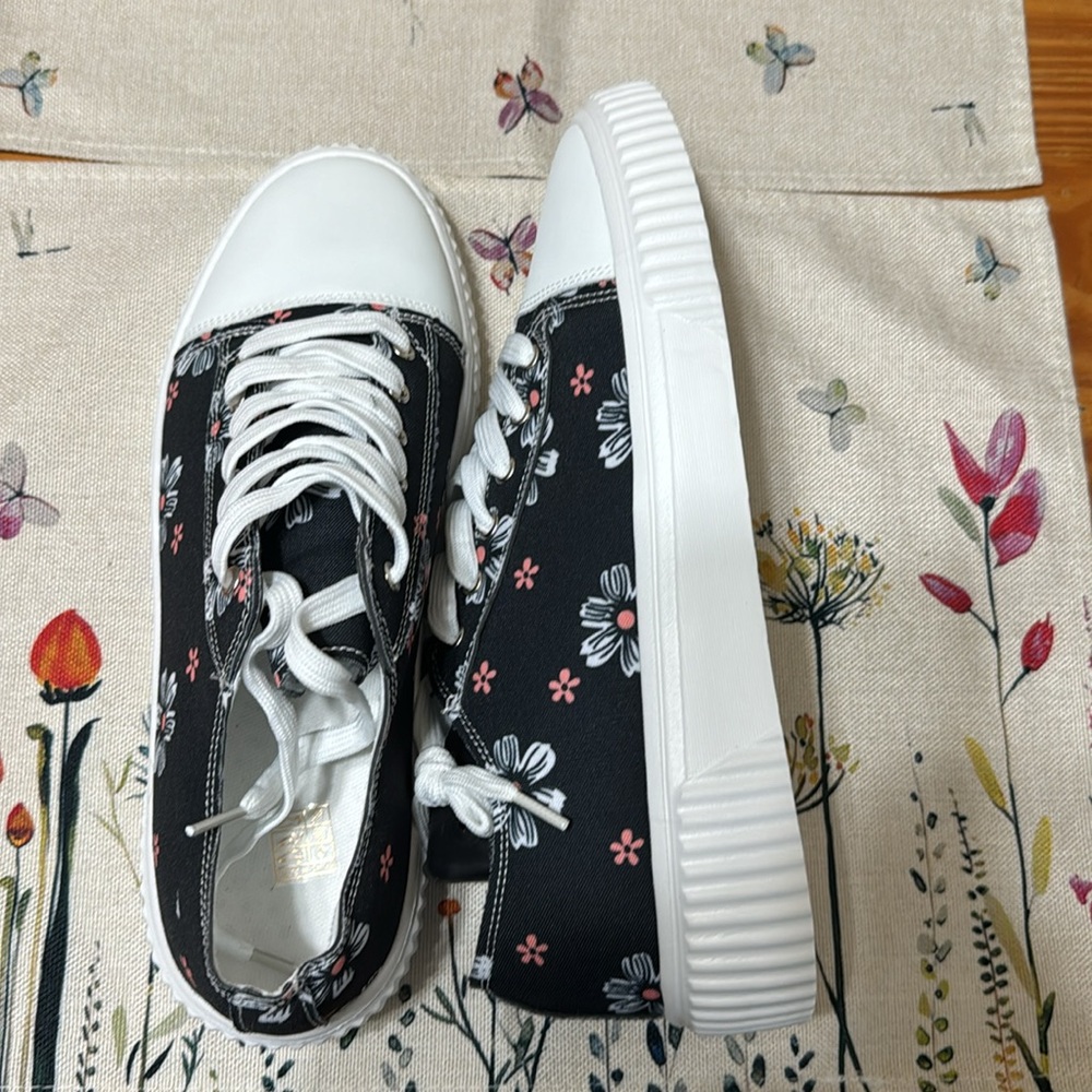 Brand new cute sneakers!